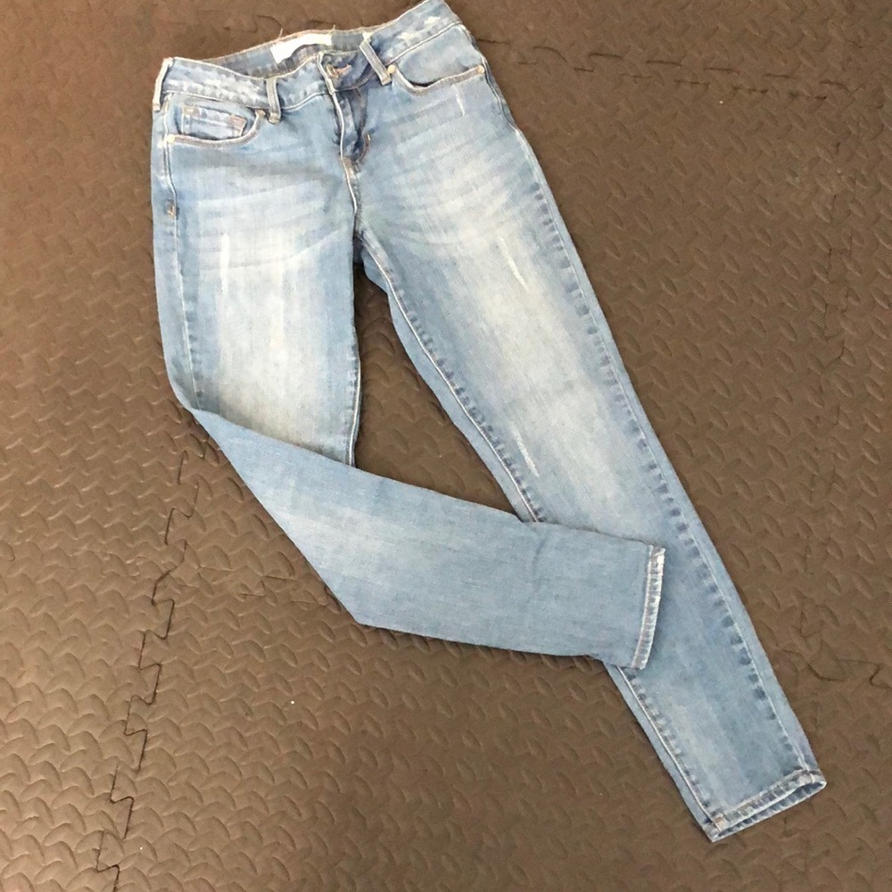 Bullhead blue denim low toes skinniest jeans. EUC!